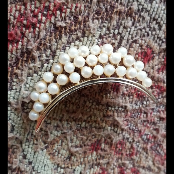 Pearl Crescent Goldtone Brooch Pin - Picture 13 of 16